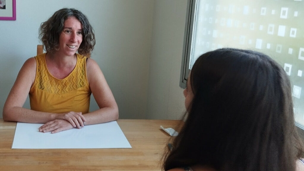 Nadia, thérapeute, à son bureau face à une patiente