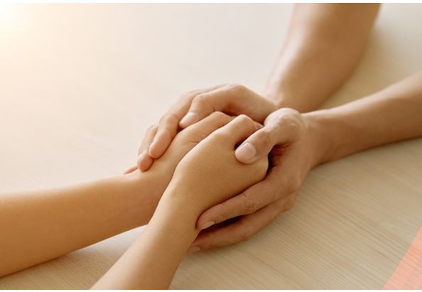 Illustration de la relation d'aide - Une personne soutient l'autre.